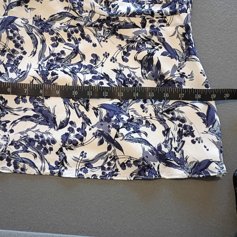 Donna Karan White Top with Blue Floral Print Size Medium Side Zipper fully Lined - Picture 6 of 10